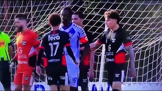 Jogador alega injúria racial e dá soco em adversário no Paraná