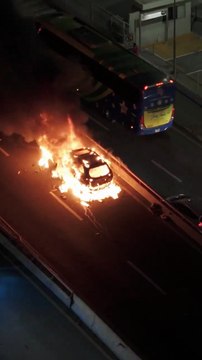 Se incendia vehículo en elevado Kennedy-Lincoln