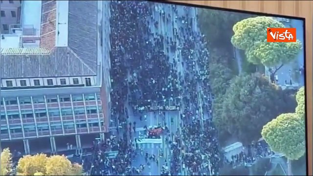 Un fiume di gente al corteo pro Gaza a Roma, le immagini dagli elicotteri della Polizia