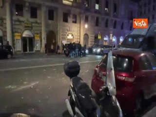 Guerriglia urbana a Roma dopo corteo pro Gaza, in strada vetri rotti, segnali divelti e petardi