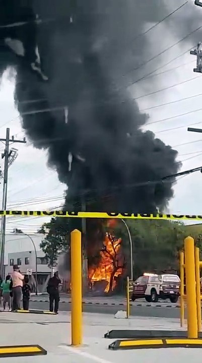 VIDEO l Fuego consume parte de un negocio en San Nicolás