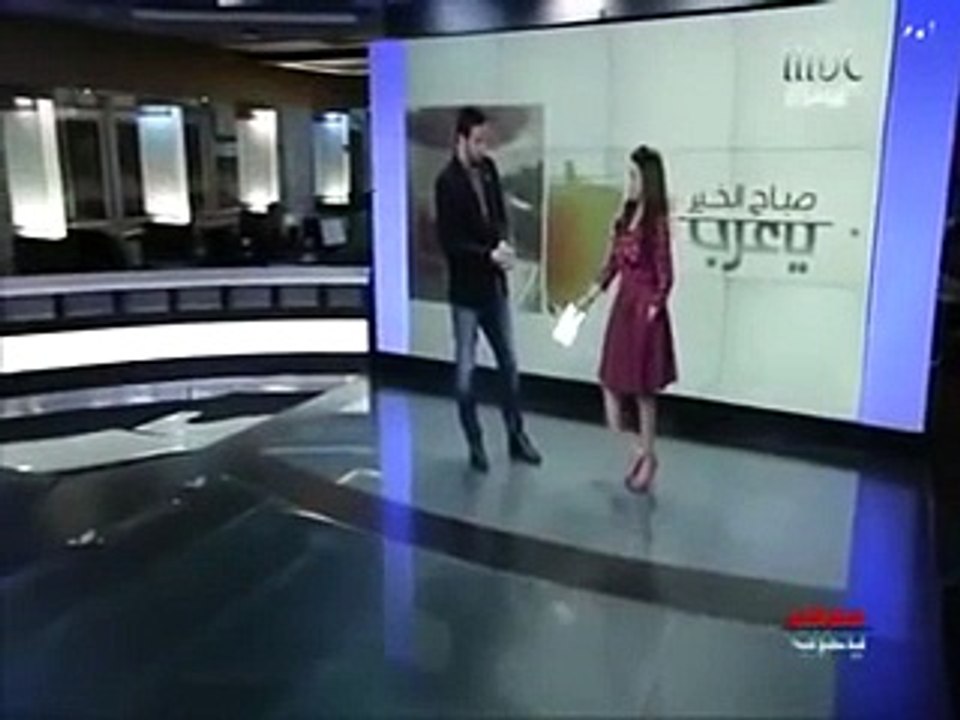لجين عمران تخلع حذاءها على الهواء مباشرة!