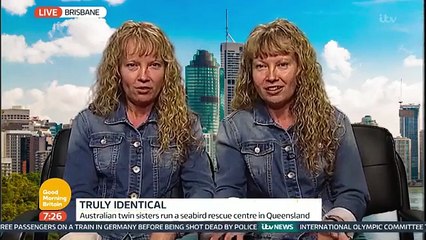 بالفيديو.. أغرب لقاء لتوأمين يتحدثان في نفس اللحظة!