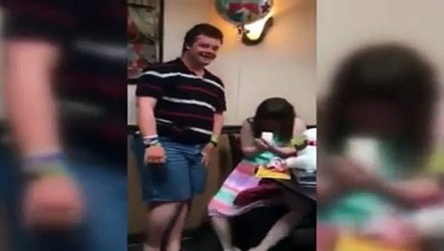بالفيديو.. ‬شاب‭ ‬يتقدم للزواج من حبيبته ‬المصابة‭ ‬بمتلازمة‭ ‬داون..‬لن‭ ‬تصدق رد فعلها‭!