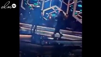 بالفيديو- تامر حسني يهرب من معجبة على المسرح