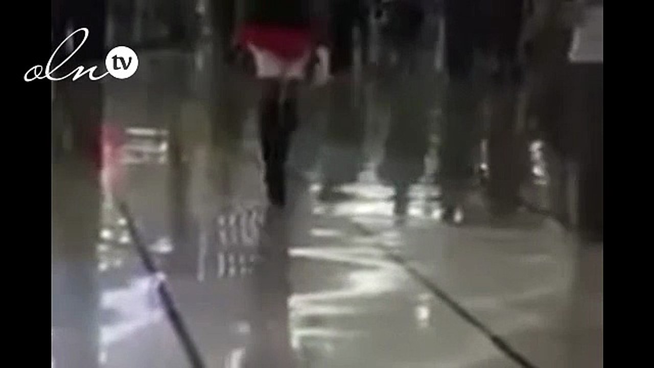 بالفيديو.. أمن أحد المولات التجارية يطرد شاباً مثلياُ يتجول بالكعب العالي!