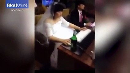 بالفيديو.. عروسان بملابس الزفاف في كافيه إنترنت.. فما السبب؟