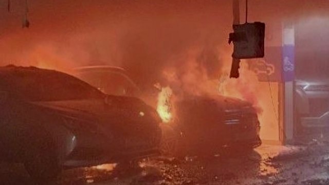 수원 아파트 지하주차장 전기차 화재...차량 3대 불타 / YTN
