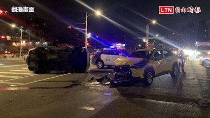 轎車違規左轉被直行計程車攔腰撞上 90度翻車卡在路中