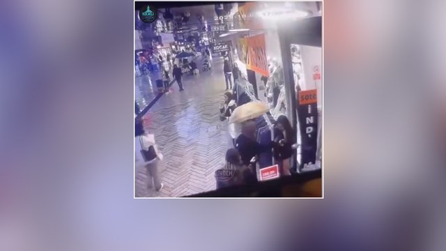 Sokakta yürüyen genç kıza, başka bir kadın etek giydiği için saldırdı