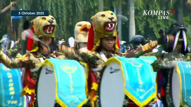 Takjub! Hormat Prabowo ke Defile Pasukan hingga Atraksi Pesawat Tempur di HUT ke-80 TNI