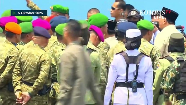 Wapres Gibran Antar Presiden Prabowo Masuk Maung Garuda usai HUT ke-80 TNI