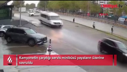 Kamyonetin çarptığı servis minibüsü yayaların üzerine savruldu