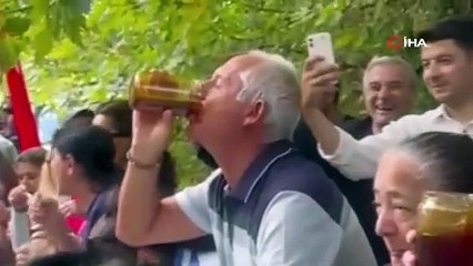 Görenler şaşırıp kaldı! 2 dakikada 1 kilo bal yedi