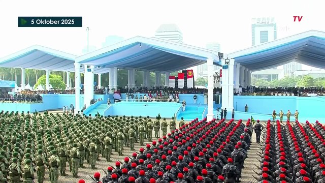 Presiden Prabowo Salami Ma'ruf Amin-Try Sutrisno usai Upacara HUT ke-80 TNI