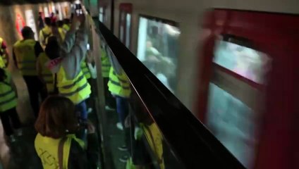150 personas visitan la estación inédita de Gaudí del metro de Barcelona