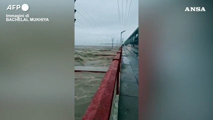 Nepal, il fiume Koshi dopo le inondazioni: almeno 42 morti