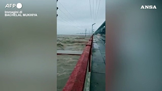Nepal, il fiume Koshi dopo le inondazioni: almeno 42 morti