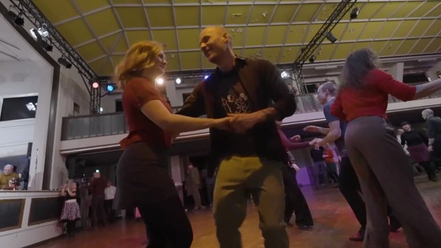 join weekly dancing + classes in LindyHop & West Coast Swing🎙 jam-circle.com