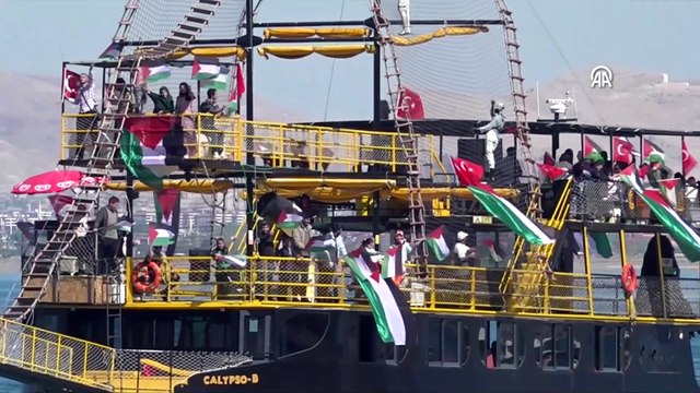 Küresel Sumud Filosu'na destek için tekne ve kanolarla Van Gölü'ne açıldılar