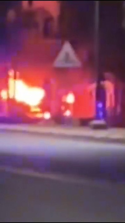 مصالح الامن والدرك الملكي المغربي فقدت السيطرة تماما و اصبحت تستعمل الرصاص الحي لتفريق المتظاهرين