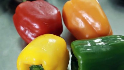تعلمي طريقة تحضير الفليفلة الملونة المحشية بالأرز