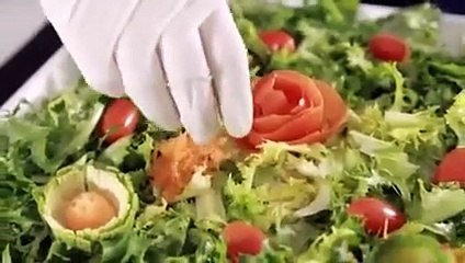 زيني السلطة الموسمية بالخضار الطازجة