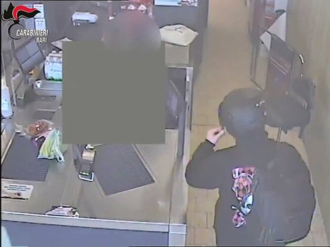 Puglia: rapine a mano armata nei supermercati, arrestato 23enne nel barese - VIDEO