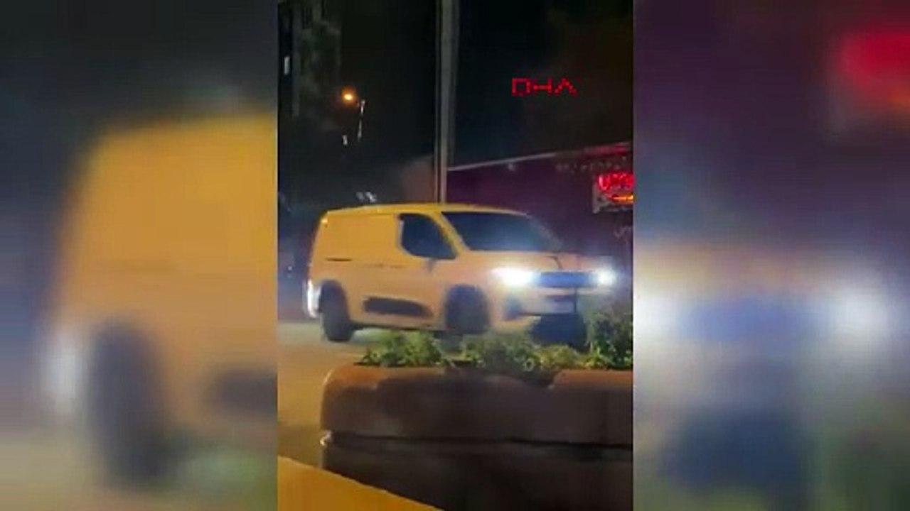 İstanbul'da trafik teröristi kamerada: Önce yumrukladı ardından bıçakla saldırdı!