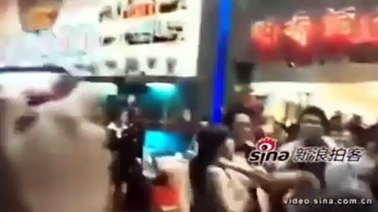 بالفيديو- العشيقة تقتحم حفل الزفاف... وتضرب العروس ضربا مبرحا!