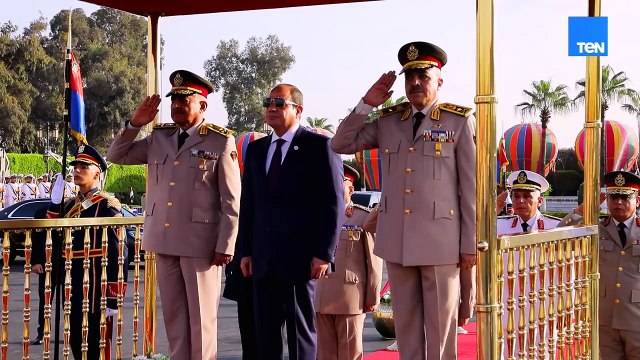 الرئيس عبد الفتاح السيسي يضع أكاليل الزهور على النصب التذكاري لشهداء القوات المسلحة