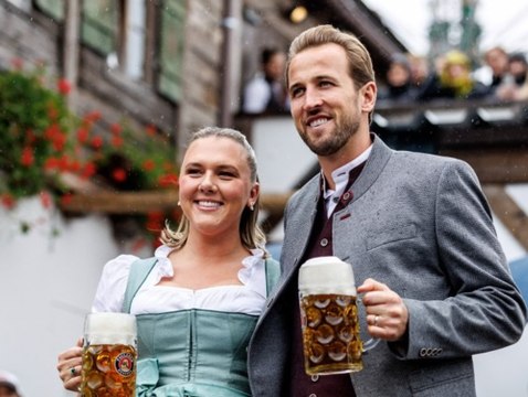 Bayern-Stars feiern auf dem Oktoberfest