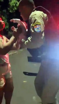 Vídeo mostra policiais de Umuarama salvando recém-nascida que estava engasgada