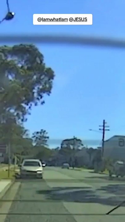 🇦🇺🚁 FLASH | Un hélicoptère s’est écrasé sur une route en Australie après avoir touché un fil électrique. Le passager instructeur a été tué et l’élève pilote grièvement blessé.