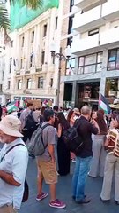 Momento de la manifestación propalestina con la palabra "asesinos" pintada en el escaparate de McDonalds