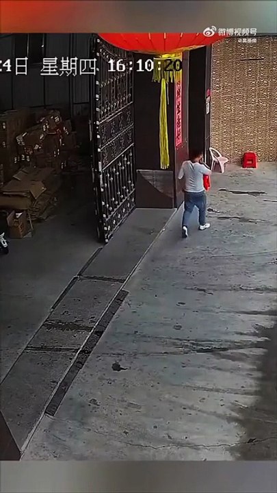 Lui il a dû arreter de fumer depuis...