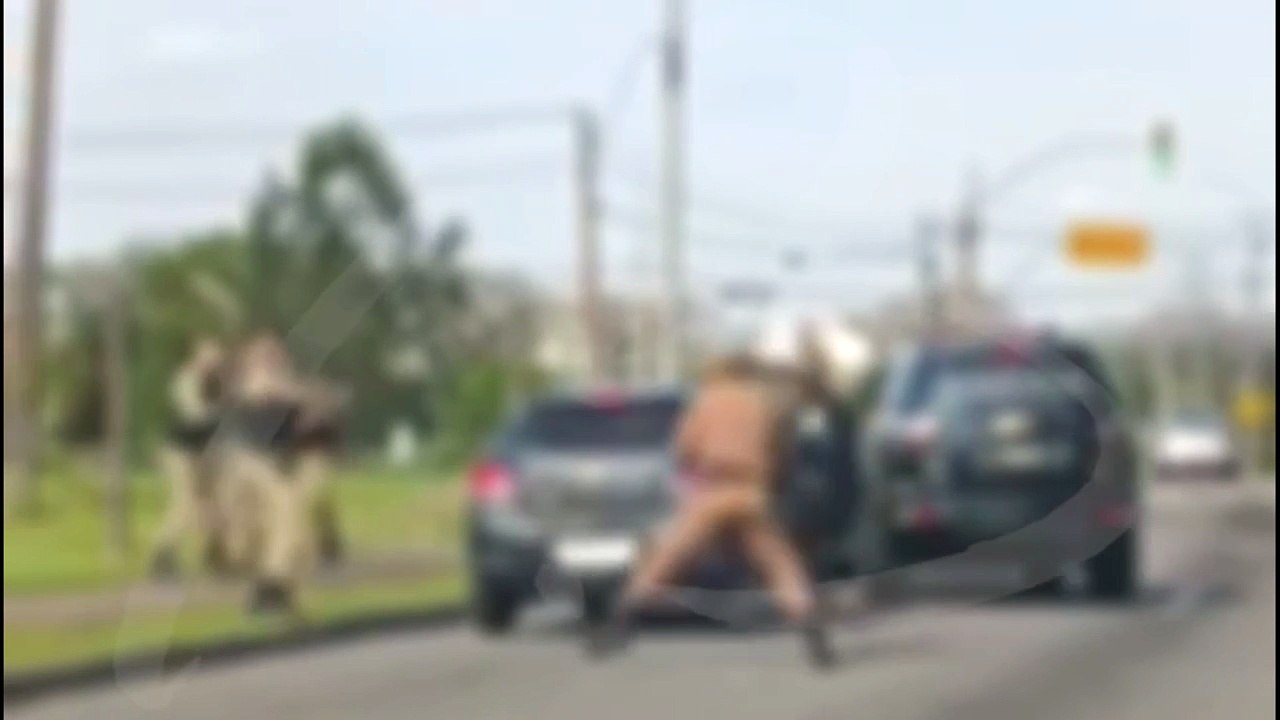 Vídeo mostra policiais atirando em carro em posse de ladrão; Veículo foi furtado de residência