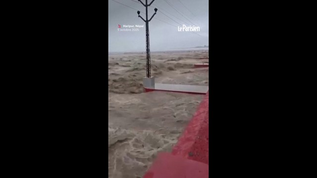La rivière Koshi en crue après les inondations meurtrières au Népal