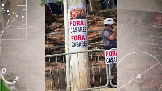 Placas de protesto da torcida do São Paulo seguem nos arredores do Morumbis