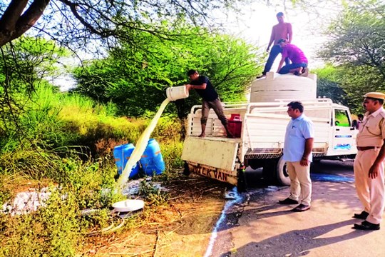 तिजारा में 4200 लीटर मिलावटी दूध नष्ट कराया.... देखें वीडियो....