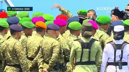 Saat Menhan Sjafrie Tarik Tangan Prajurit TNI, Buka Jalan untuk Presiden Prabowo