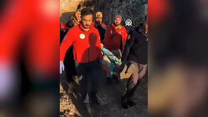 Van Kalesi'nden düşen Alman turist hastaneye kaldırıldı