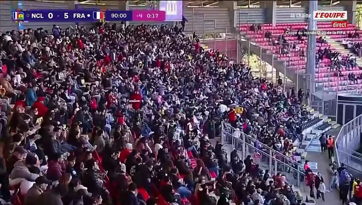 Gabin Bernardeau marque le cinquième but des Bleuets face à la Nouvelle-Calédonie sur un superbe coup franc - Foot - Coupe du monde U20