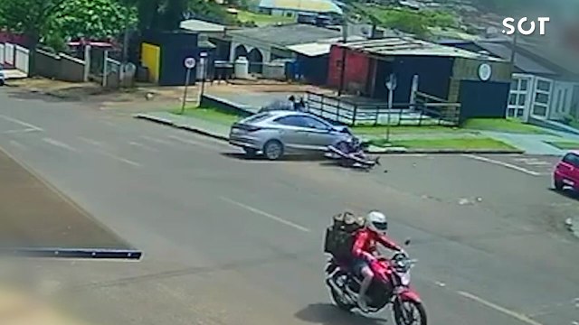 Adolescente fica gravemente ferido após forte colisão entre moto e carro no Bairro Morumbi