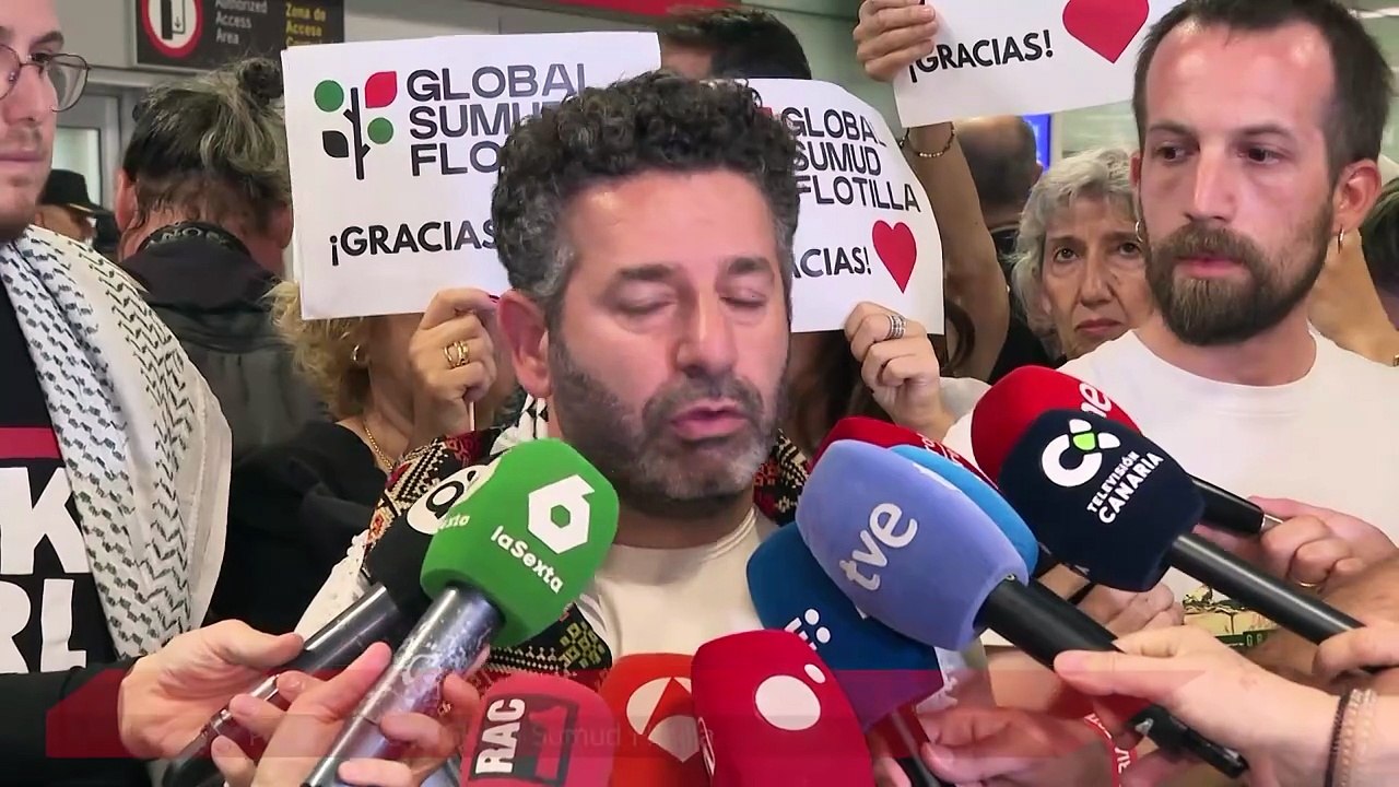 Los 21 españoles de la flotilla llegan a Barajas y denuncian malos tratos por parte de Israel
