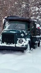 Sauvetage d’un Camion Coincé dans la Tempête de Neige 🚛 | Hiver Extrême en Europe #CamionDansLaNeige #AventureHivernale