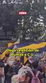 POCOS PERO RUIDOSOS La afición de Pumas ya está afuera de C.U. lista para alentar a los auriazules