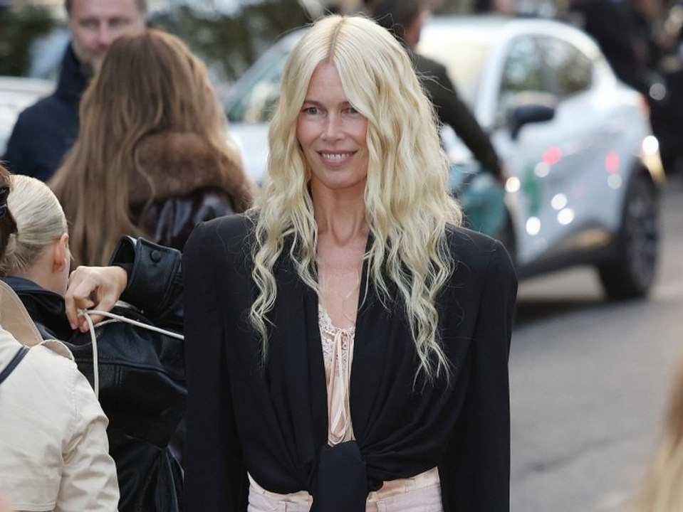 Claudia Schiffer begeistert auf der Pariser Fashion Week