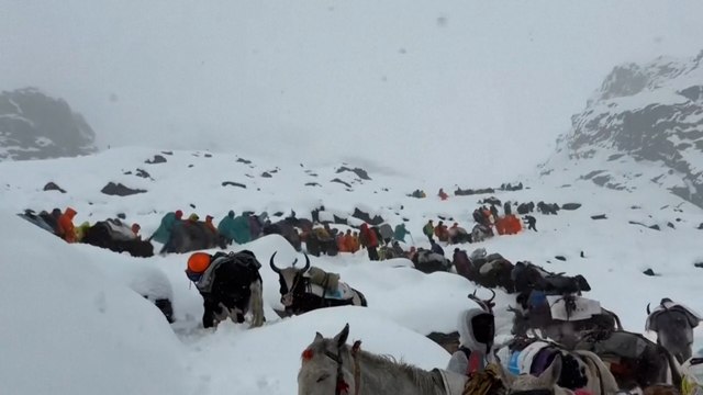 Cientos de excursionistas quedan atrapados en el Everest por una fuerte nevada