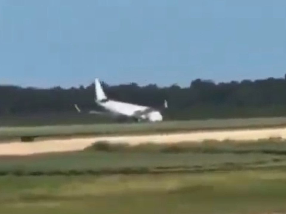 Voll auf die Nase: Flugzeug muss ohne Bugfahrwerk landen